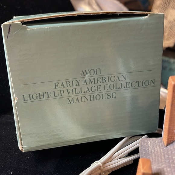Avon (1989) Vtg Collectible Early American Light Up Village MainHouse - Picture 2 of 10